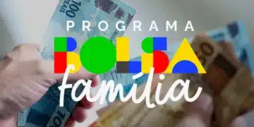 Cédulas de dinheiro representando os valores do Bolsa Família em agosto.