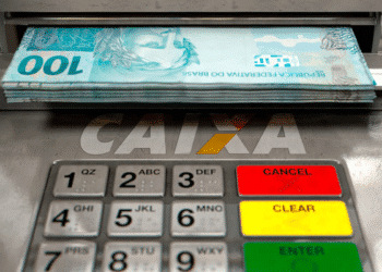 Caixa eletrônico liberando saque de até R$ 2.800