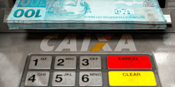 Caixa eletrônico liberando saque de até R$ 2.800