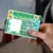 CNH brasileira sendo segurada com a mão em um ambiente de trânsito, destacando a complexidade de obter a carteira de motorista sem a autoescola