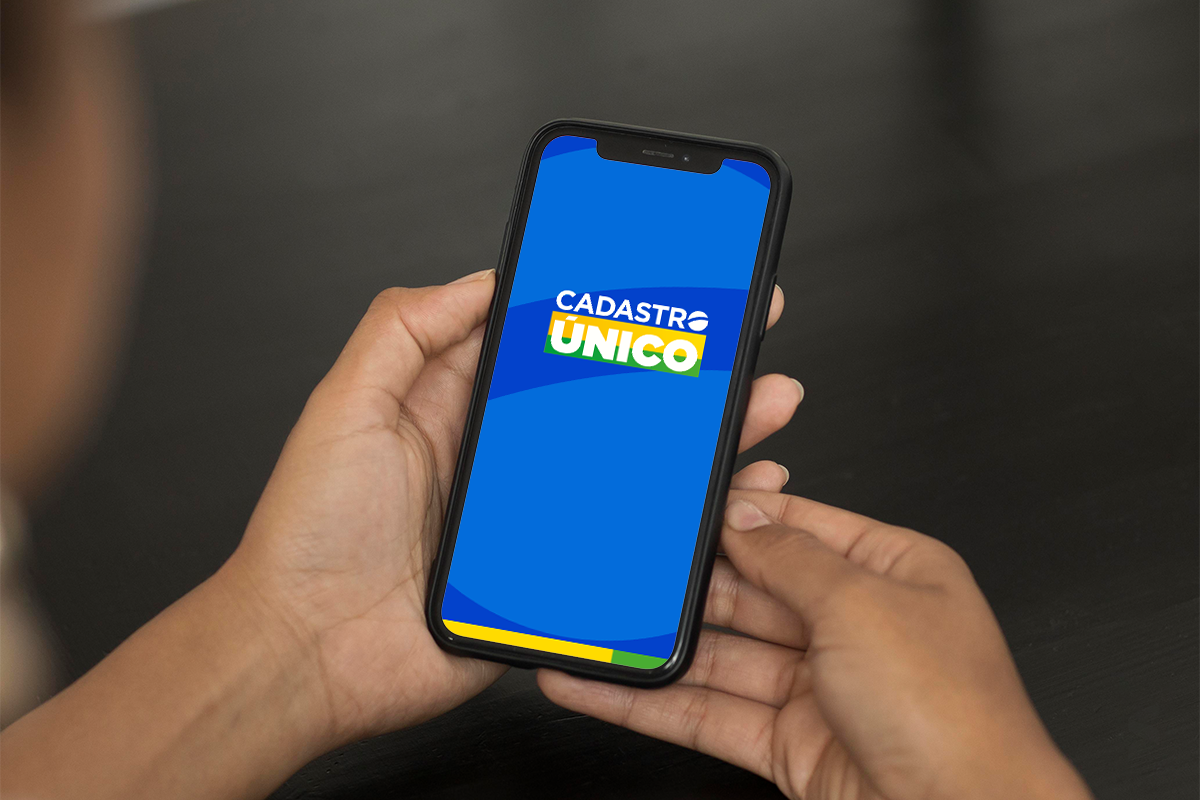 Pessoa utilizando o aplicativo Cadastro Único no celular