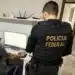 Agentes da Polícia Federal trabalhando no computador durante a campanha nacional de desaparecidos, utilizando tecnologia para localizar e identificar pessoas desaparecidas.