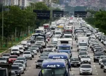 Imagem de trânsito congestionado na estrada, ilustrando a oportunidade de pagamento do IPVA com grandes descontos.