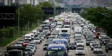 Imagem de trânsito congestionado na estrada, ilustrando a oportunidade de pagamento do IPVA com grandes descontos.
