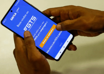Tela do aplicativo FGTS no celular, com destaque para a opção de entrar no aplicativo.