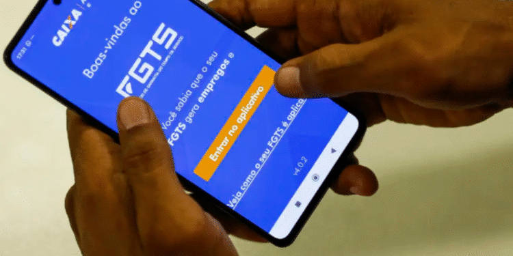 Tela do aplicativo FGTS no celular, com destaque para a opção de entrar no aplicativo.