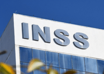 Fachada de prédio do INSS com letreiro em destaque