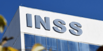 Fachada de prédio do INSS com letreiro em destaque