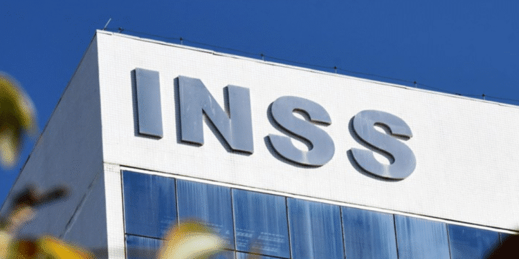 Fachada de prédio do INSS com letreiro em destaque