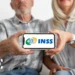 Imagem de casal de idosos segurando um celular com o logo do INSS, relacionado à prova de vida.