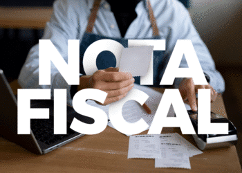 Pessoa segurando nota fiscal e comprovante de compra, representado o CPF na nota fiscal.