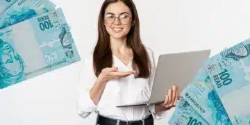 Imagem representativa do aumento do salário mínimo, com notas de R$ 100 e uma mulher com laptop, simbolizando as mudanças econômicas no Brasil de 2025 a 2029.