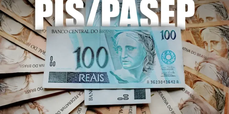 Nota de 100 reais sobre outras cédulas de reais, representando o pagamento do abono salarial PIS/Pasep 2025.