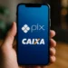 Imagem mostrando o aplicativo da CAIXA com a opção de PIX, referente ao pagamento de R$ 200 e R$ 1.000. A CAIXA libera pagamento para beneficiários.