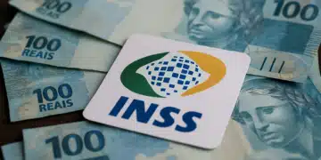 Dinheiro e o logo do INSS, simbolizando o pagamento de benefícios e a liberação de valores.