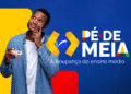 Jovem segurando cartão do programa Pé-de-Meia 2025 com fundo colorido e logotipo oficial