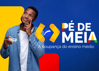 Jovem segurando cartão do programa Pé-de-Meia 2025 com fundo colorido e logotipo oficial