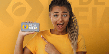 Estudante aponta para celular com logo do Pé-de-Meia, destacando o acesso ao portal do Governo Federal.