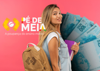 Imagem promocional do programa Pé-de-Meia, destacando a estudante com mochila e caderno, com notas de R$ 100 ao fundo. A 6ª parcela de R$ 200 e incentivo de R$ 1.000 estão liberados.