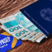 Cédulas de R$100, passaporte brasileiro e cartão PIS/PASEP ilustrando o prazo de saque para 2025.