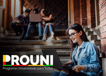 Estudante universitária utilizando laptop durante intervalo dos estudos no PROUNI