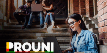 Estudante universitária utilizando laptop durante intervalo dos estudos no PROUNI