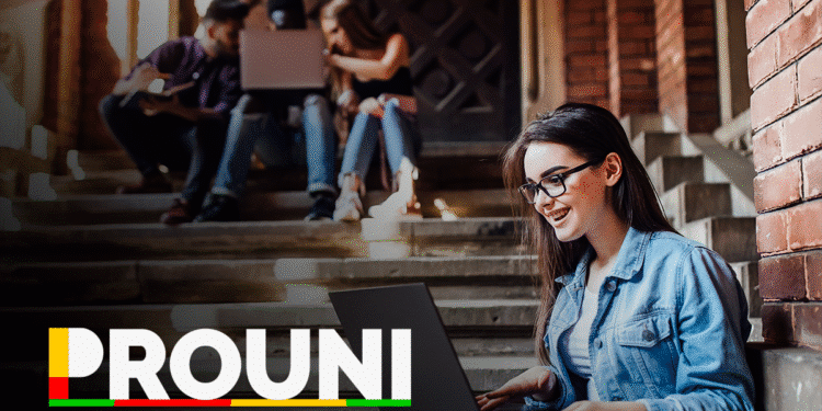 Estudante universitária utilizando laptop durante intervalo dos estudos no PROUNI