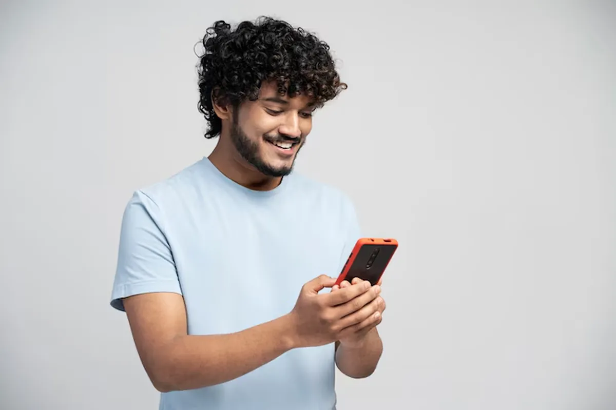 Jovem utilizando aplicativo no celular para acessar a identidade digital.