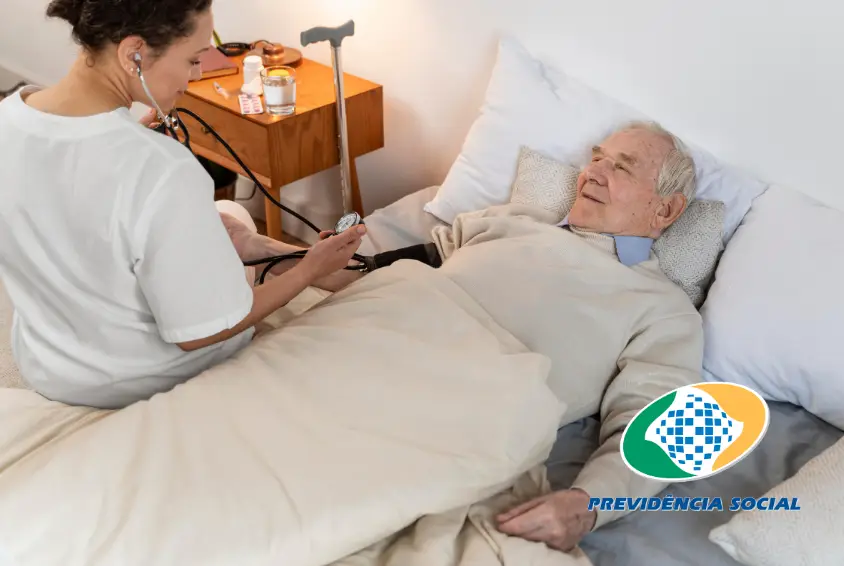 Profissional de saúde medindo a pressão arterial de um idoso deitado na cama, representando cuidados a pessoas com limitações de mobilidade. 