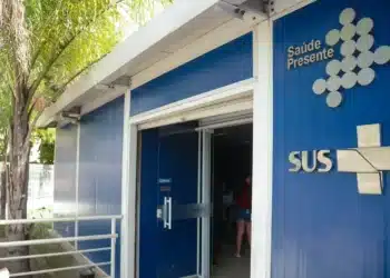 Entrada de unidade de saúde com logotipo do SUS, representando novo acesso pelo plano de saúde