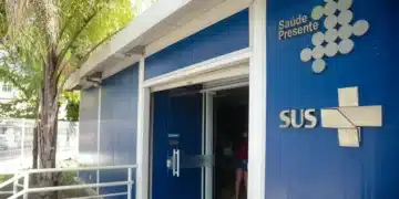 Entrada de unidade de saúde com logotipo do SUS, representando novo acesso pelo plano de saúde