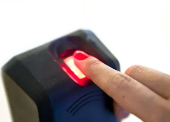 Biometria obrigatória para o BPC e outros auxílios: leitor de impressões digitais em uso