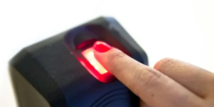 Biometria obrigatória para o BPC e outros auxílios: leitor de impressões digitais em uso