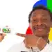 "Homem mostrando cartão do Programa Bolsa Família, com fundo colorido. Imagem relacionada ao pagamento de agosto.