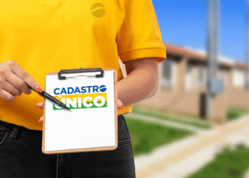 Mulher segurando prancheta com logo do Cadastro Único, destacando a necessidade de participar do mutirão