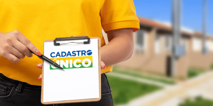 Mulher segurando prancheta com logo do Cadastro Único, destacando a necessidade de participar do mutirão