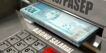 Notas de R$ 100 saindo de um caixa eletrônico com a marca PIS/PASEP e a palavra 'Abono Salarial', representando o calendário de pagamento do PIS 2025.