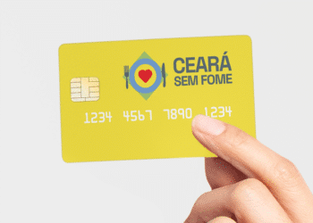 Cartão do programa Ceará Sem Fome com chip dourado em destaque