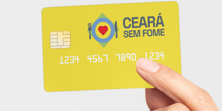 Cartão do programa Ceará Sem Fome com chip dourado em destaque