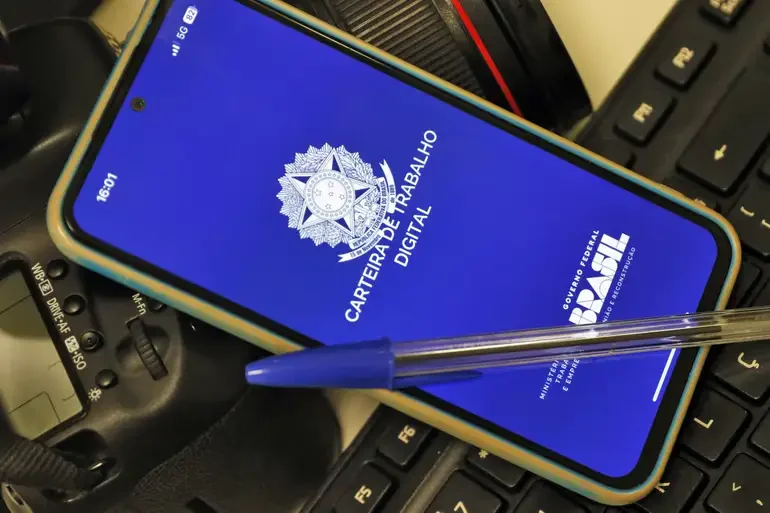 Imagem do aplicativo Carteira de Trabalho Digital exibido em um celular