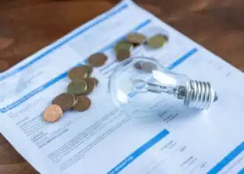 Conta de energia com reembolso; consumidor surpreso ao descobrir o retorno de valores pagos a mais.