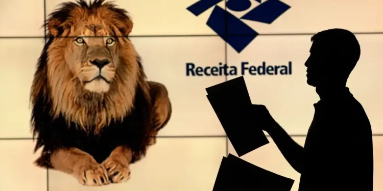 Imagem de um leão com o logo da Receita Federal ao fundo e uma silhueta de uma pessoa com documentos em mãos.