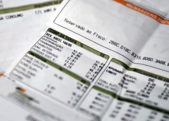 Detalhe de conta de luz com destaque para composição da tarifa e impostos