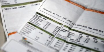 Detalhe de conta de luz com destaque para composição da tarifa e impostos