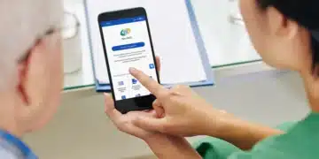 Pessoa acessando o aplicativo Meu INSS para verificar a convocação para a Prova de Vida.