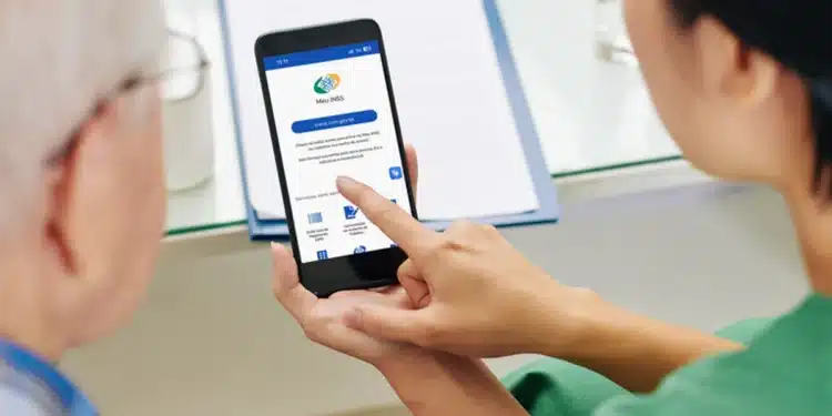 Pessoa acessando o aplicativo Meu INSS para verificar a convocação para a Prova de Vida.