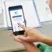 Pessoa acessando o aplicativo Meu INSS para verificar a convocação para a Prova de Vida.