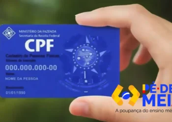 Cartão CPF em destaque com informações fictícias sobre o titular e uma mão segurando o documento.
