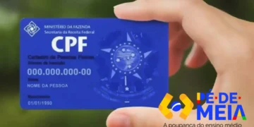 Cartão CPF em destaque com informações fictícias sobre o titular e uma mão segurando o documento.