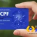 Cartão CPF em destaque com informações fictícias sobre o titular e uma mão segurando o documento.